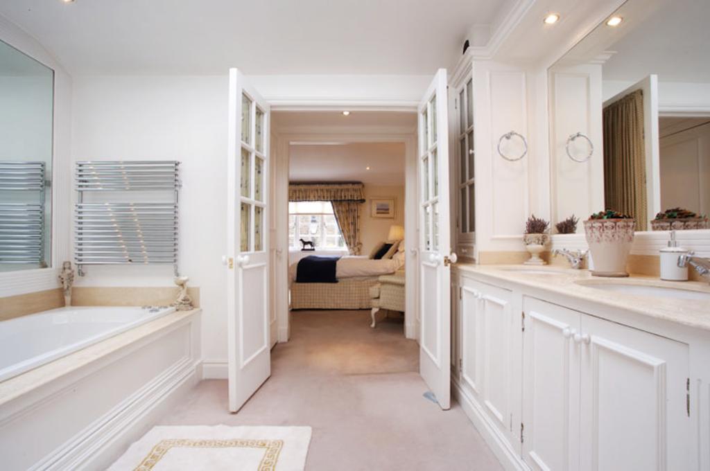 Hyde Park Gardens Mews * London
